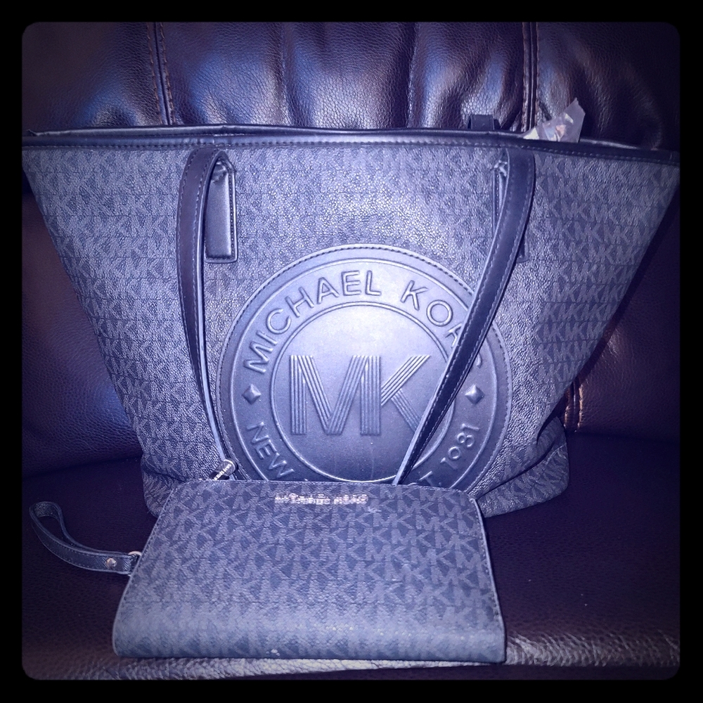 Michael kors purse & wallet set